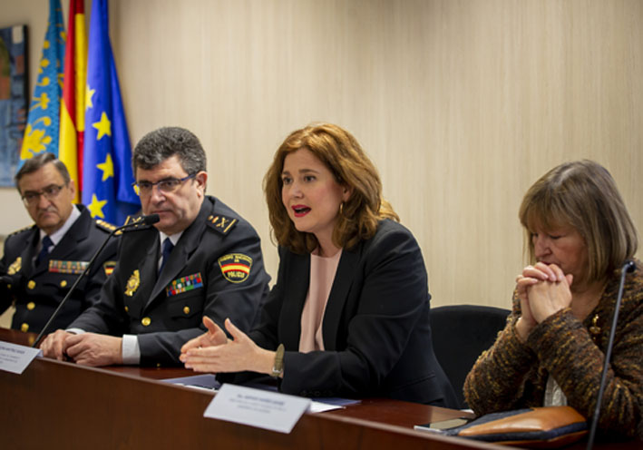 La vicerectora Elena Martínez, en el moment de la inauguració. Foto: Miguel Lorenzo