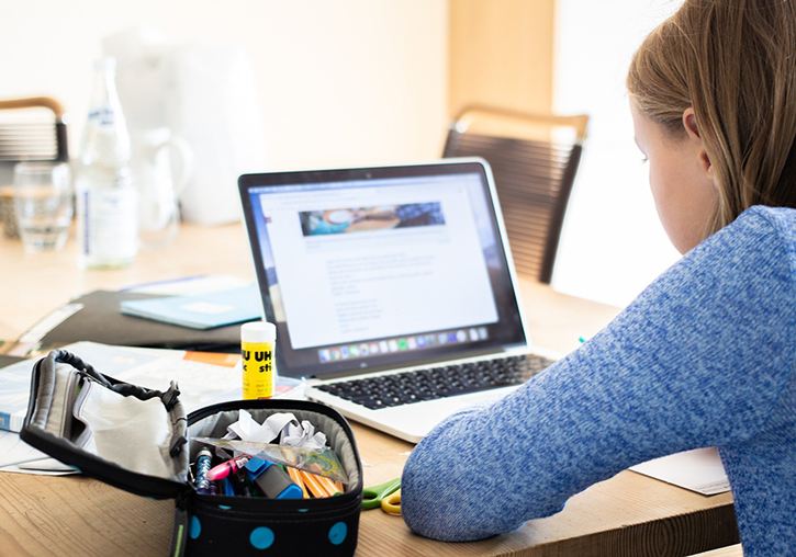 Estudiante delante de un ordenador portátil