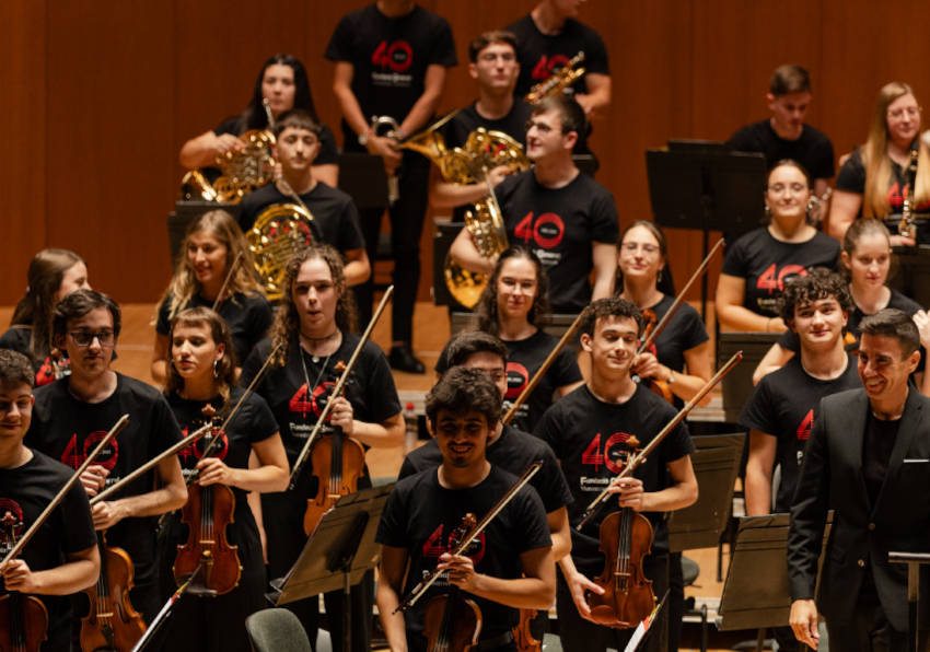 Imatge del esdeveniment:Orquestra Filharmònica UV, amb direcció d'Hilari Garcia (a la dreta).