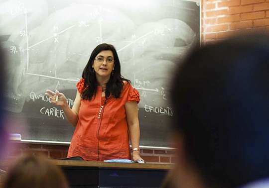 professora de la UV universitat de valència impartint classe