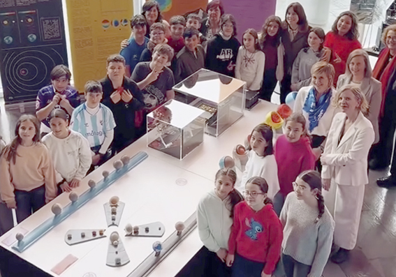 La ministra, les científiques i els xiquets i xiquetes de 6é de primària en l'exposició