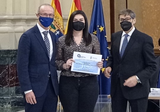 El Vicepresidente del Gobierno de Aragón y consejero de Industria, Competitividad y Desarrollo Empresarial, Arturo Aliaga entrega el Premio al Mejor Trabajo Fin de Grado junto a D. Luis Gállego, en representación de ERCROS.