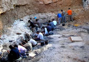 Imatge dels investigadors al jaciment.