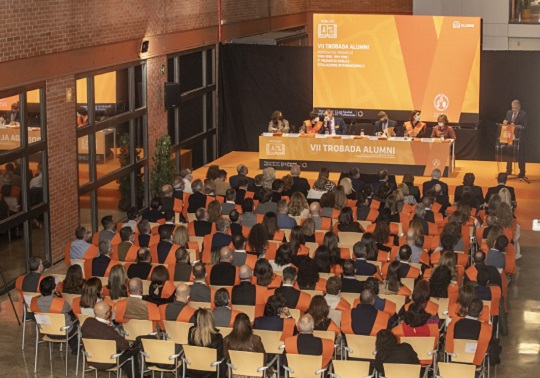La Facultat d’Economia es vist de gala per a imposar la beca taronja als seus alumnii