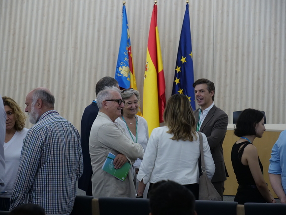 Participants at the event talking before the session begins - imatge 0