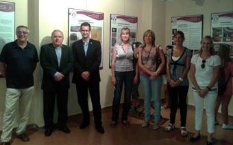 Inauguración de la muestra de El Carrascal de la Font Roja y la Serra Mariola en Bocairent, con el vicerrector Jorge Hermosilla y el equipo de gobierno del Ayuntamiento.