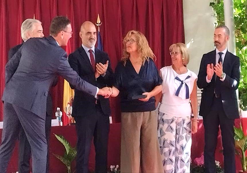 Marisol receives the silver medal for prison service