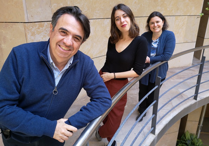 (From left to right). Martí Domínguez, Sara Moreno and Tatiana Pina, authors of the research 'Worlds apart, drawn together: Bears, penguins and biodiversity in climate change cartoons'.