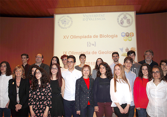 La rectora Mª Vicenta Mestre con los estudiantes premiados en las Olímpiadas de Biologia y Geologia