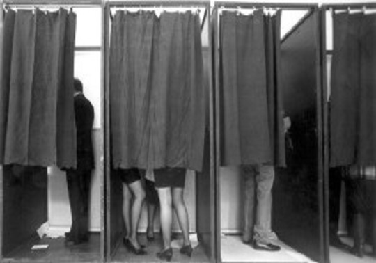 Personas votando