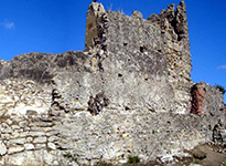 Castell de Torís. Restes conservades de la Casa del Senyor i del torreó situat al fons