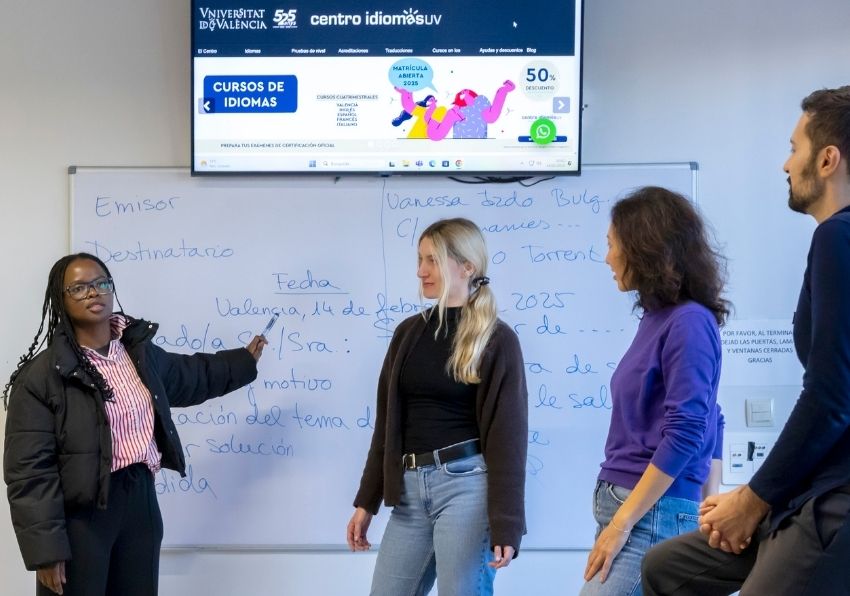 Imagen del evento:Estudiantado en un aula del CDI