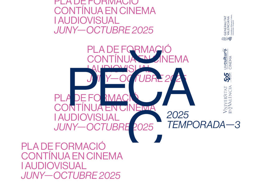 Una mujer escucha una audiodescripción en el cine.