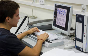 Un estudiante con ceguera trabaja con un ordenador accesible en la Universitat de València.
