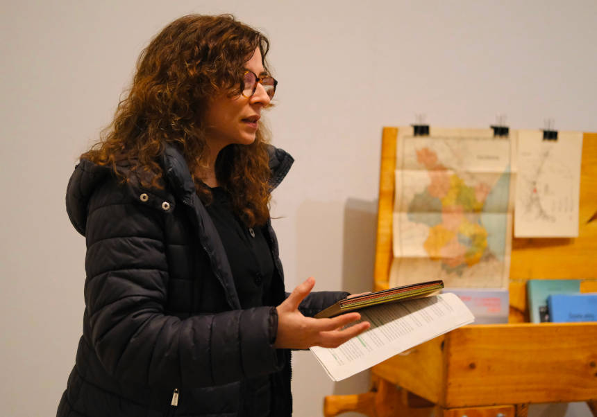 La artista activista Chiara Sgaramella explica su instalación en 'Contra-Huellas'.