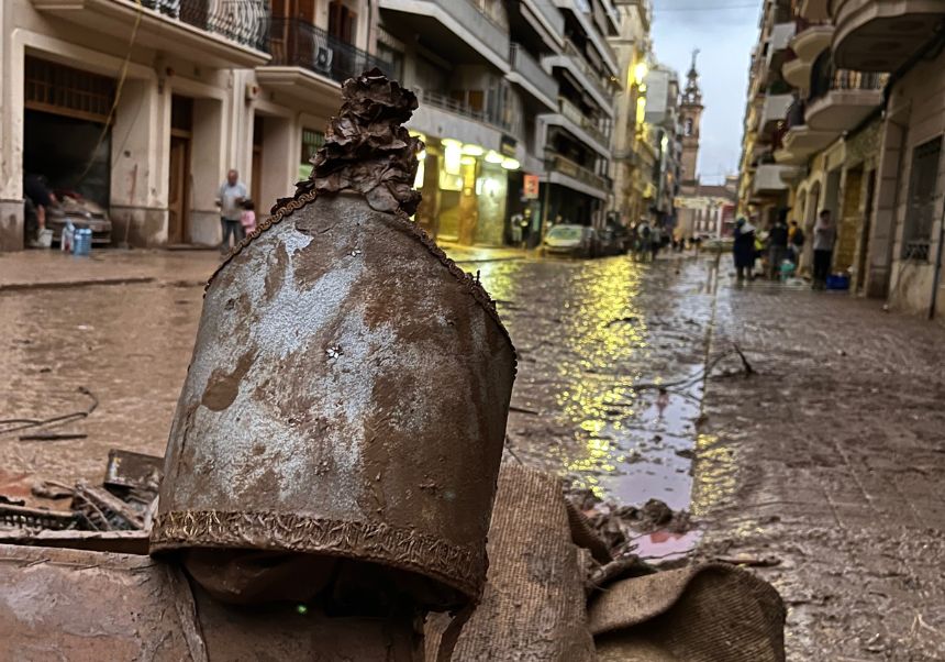 Gorro encontrado en una calle de Algemesí durante la dana.