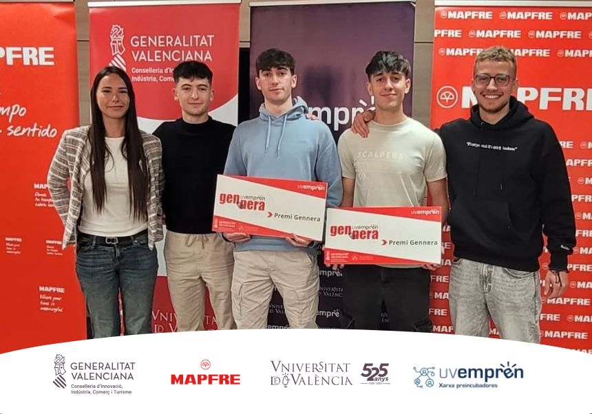 Los ganadores del Concurso GENNERA posan con el premio