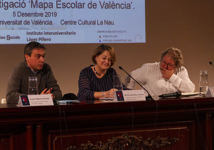 De izquierda a derecha: Albert Moncusí (decano de la Facultad de Ciencias Sociales), Mª Dolores Real (vicerrectora de Innovación y Transferencia), Juan Manuel Rodríguez (miembro del proyecto)