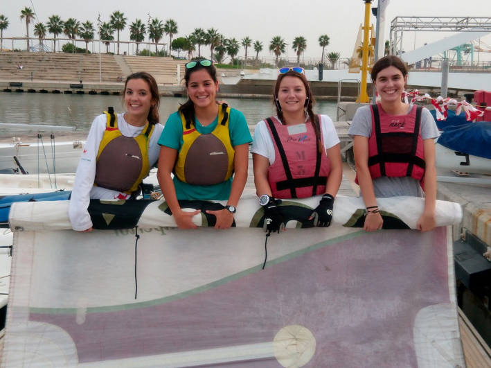 Las chicas del equipo de vela de la Universitat.