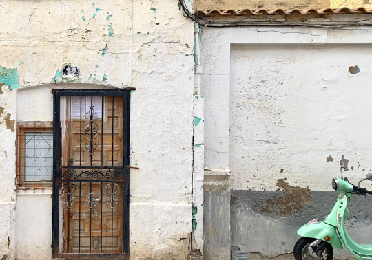 Fotografía de la fachada de una vivienda degradada.