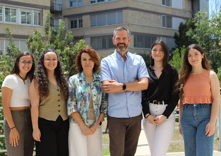 D’esquerra a dreta Andrea Guiu, Paula Guerrero, María Luisa Gil, Alberto Yáñez, María Sobén i Cristina Bono.