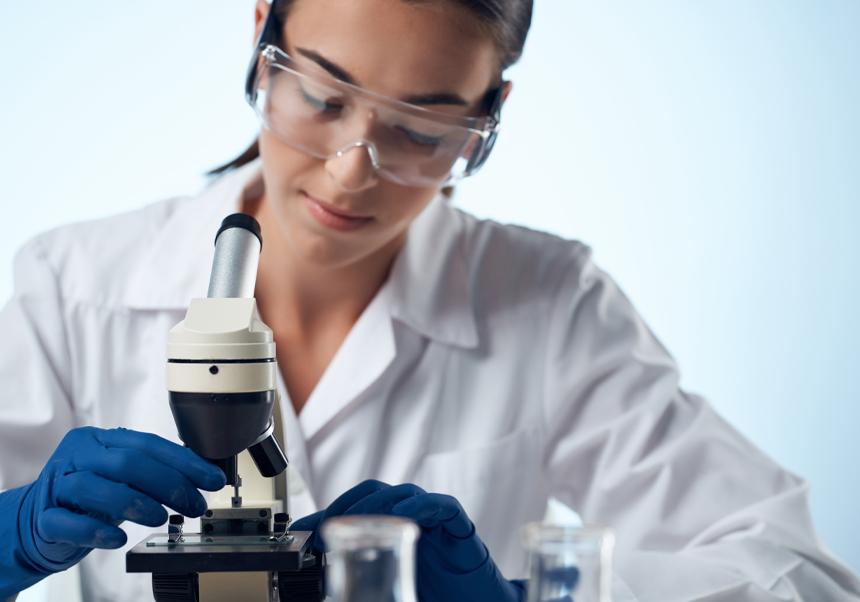 Investigadora al laboratori.