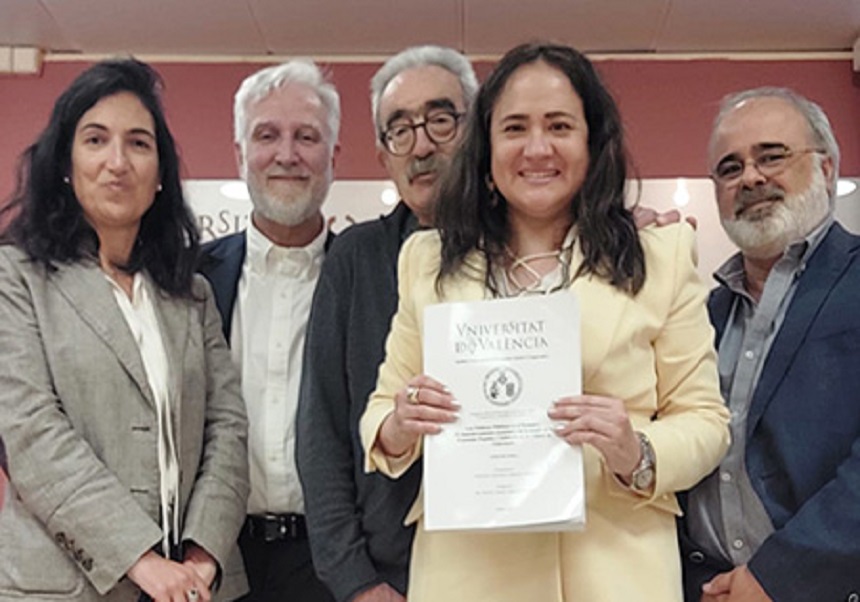 foto de la doctoranda, su director y el tribunal