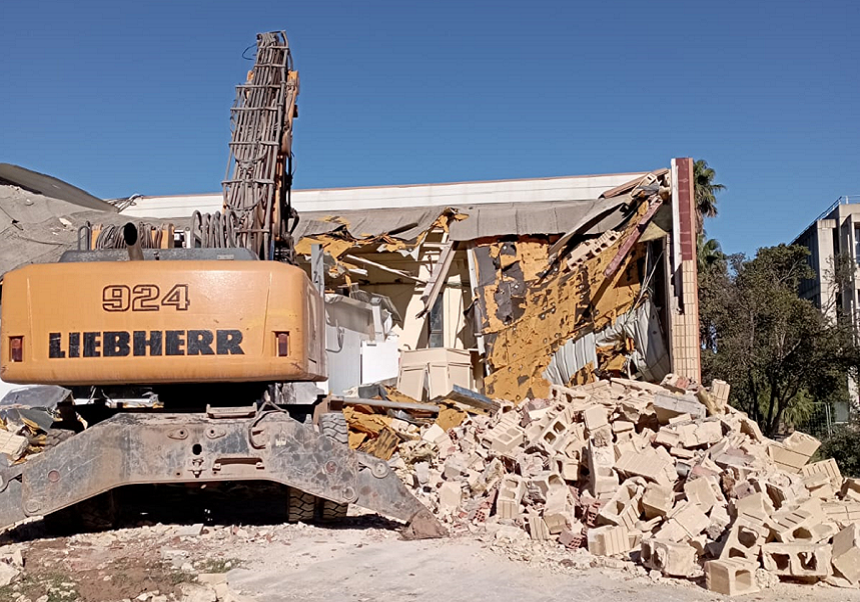 Moment de la demolició de l'edifici Joaquim Català