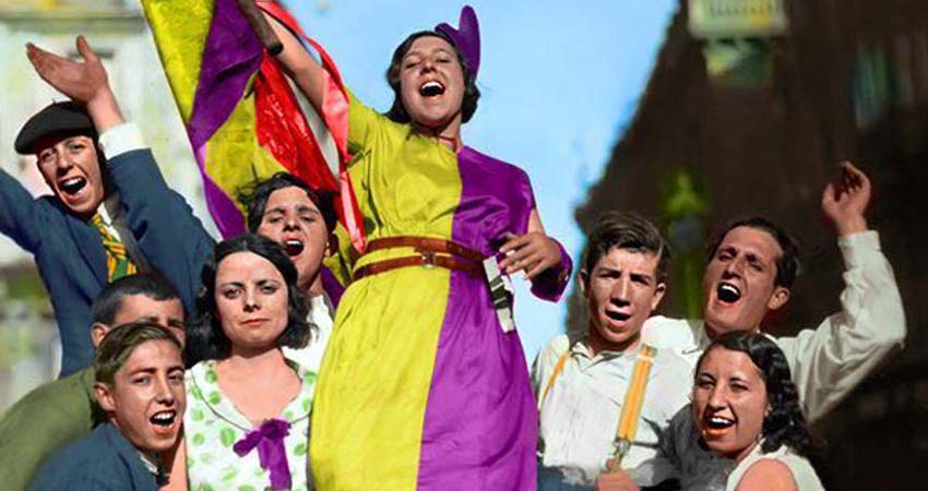 Gente celebrando la proclamación de la II República