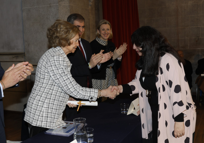 Ester Alba recollint el premi de mans de la reina Sofía. © Casa de S.M. el Rei.