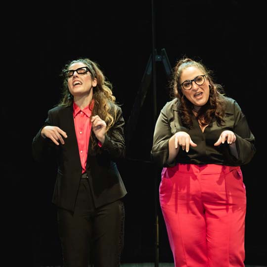 Dos mujeres en un escenario