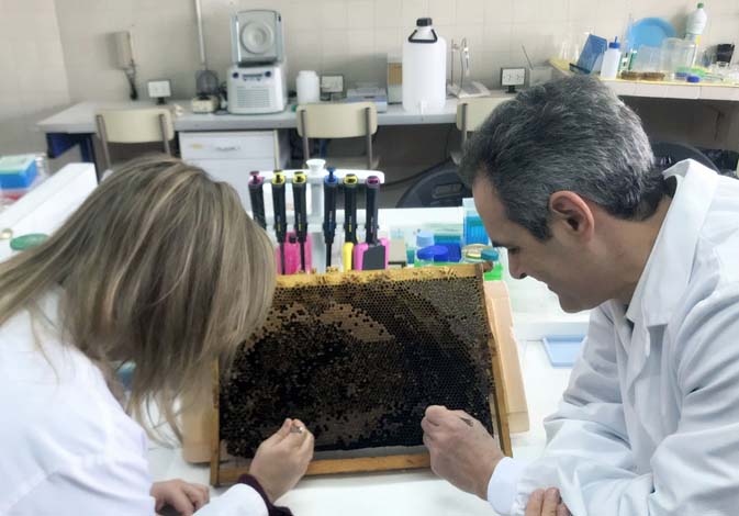 C. Sara Hernández i Joel González, en la Facultat de Ciències Biològiques de la Universitat de València.