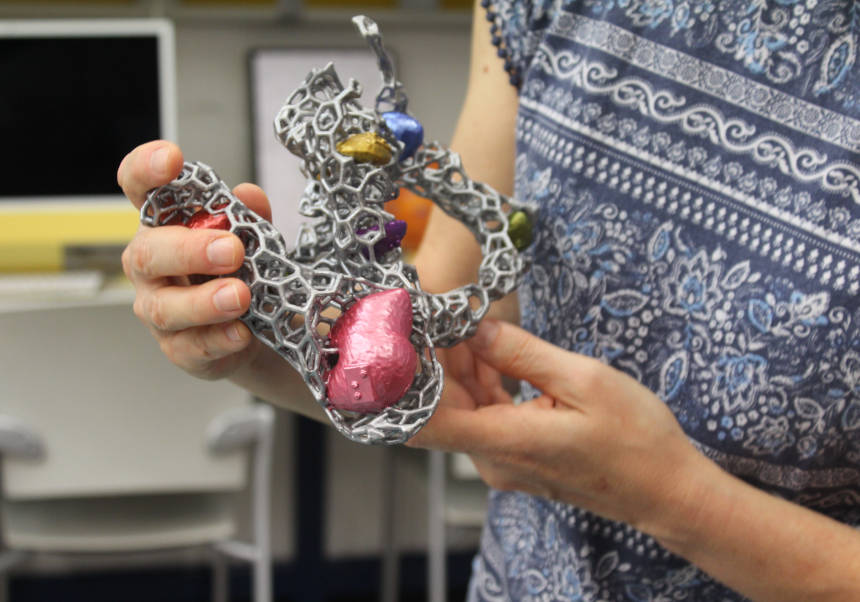 Amelia Ortiz shows the 3D model of the cosmic web also adapted with the captions in Braille