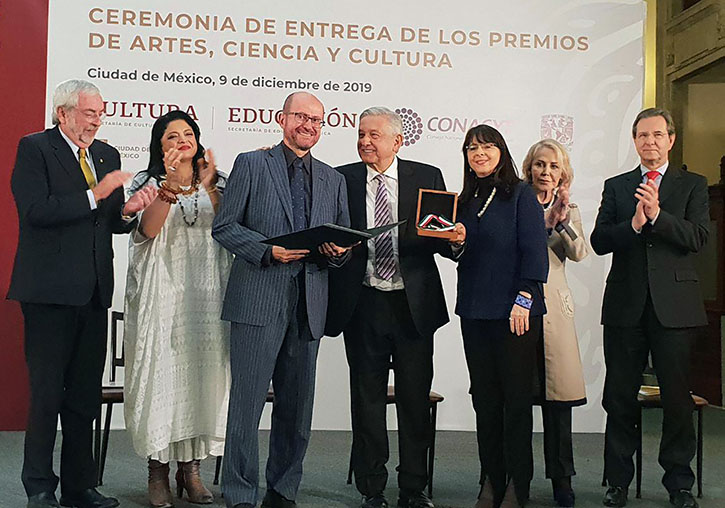 Furtado Valle receiving the award