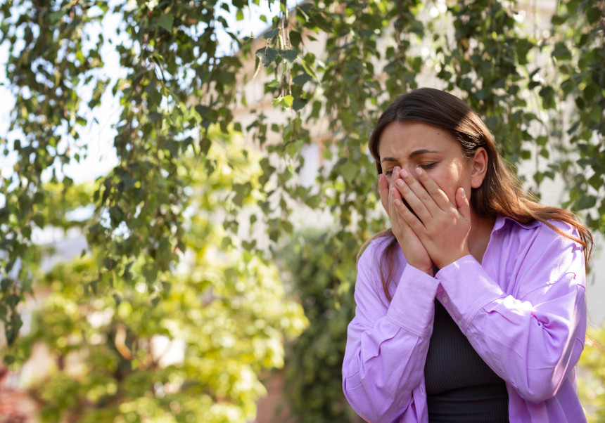 Una mujer presenta síntomas alérgicos en zona urbana.