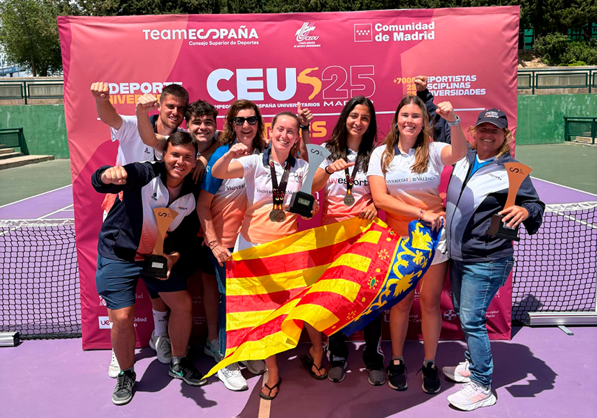 participants amb el trofeu i una senyera