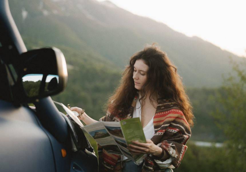 Una mujer consulta un mapa durante su viaje.