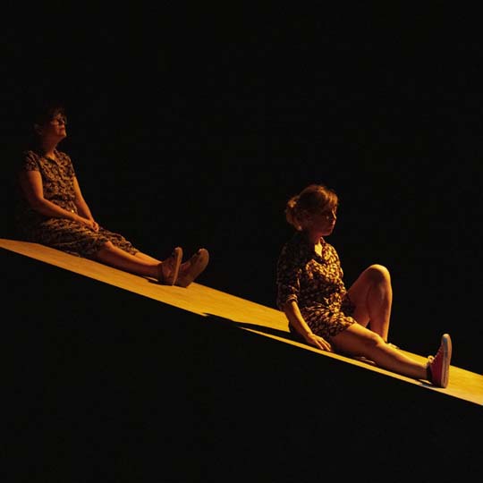 Dos mujeres sentada en un escenario