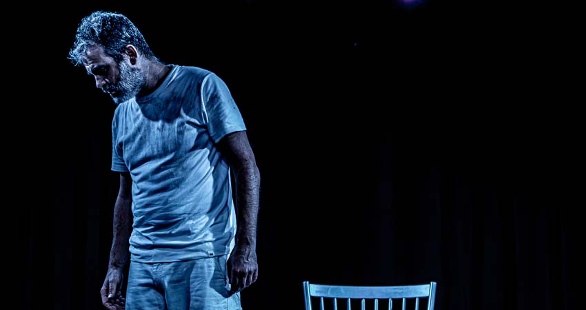 Un home i una cadira en l'escenari