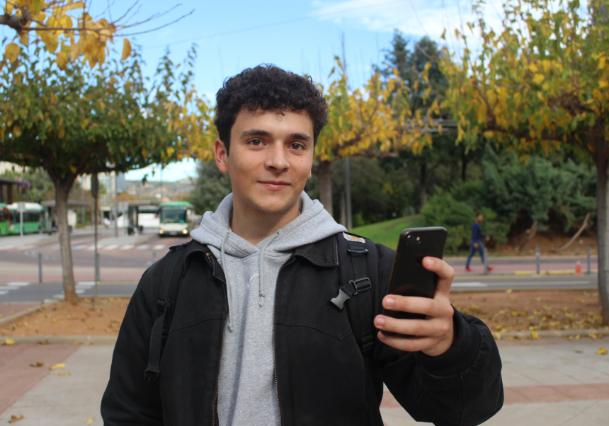 Joven estudiante con un móvil
