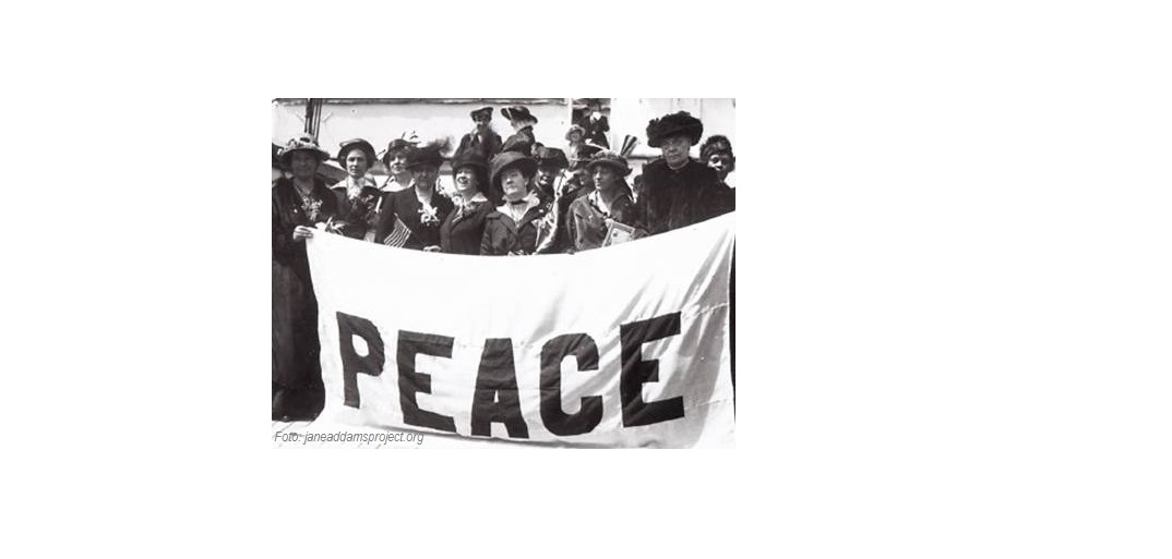 Foto a blanco y negro de mujeres sosteniendo un cartel que pone: 'PEACE'