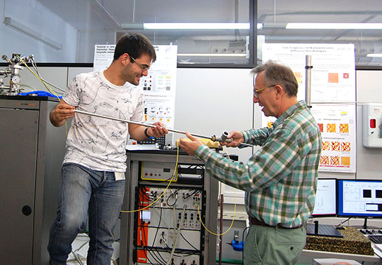 Dos científics del projecte treballen al laboratori