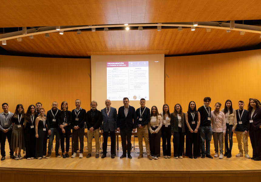 Ponents, coordinació i professorat del Màster juntament amb l'estudiantat organitzador del Congrés a la UV. FOTOS: Universitat de València.