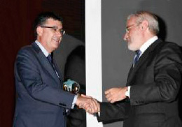 El president de Les Corts, Enric Morera (izquierda), entrega el galardón al rector Esteban Morcillo. Foto: Gonzalo Deval, para ONCE.