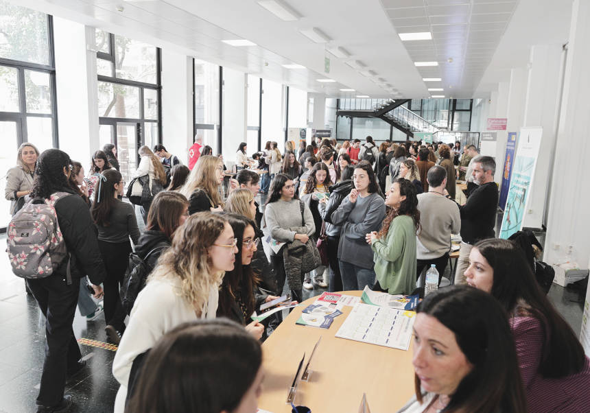 L'estudiantat visita els estands del Fòrum de la Facultat de Psicologia i Logopèdia. FOTOS: Eduardo Alapont.