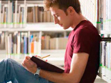 Un chico estudiando