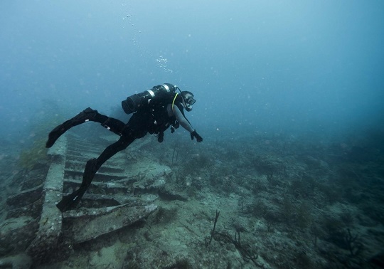 Buceador buscando restos arqueológicos sumergidos