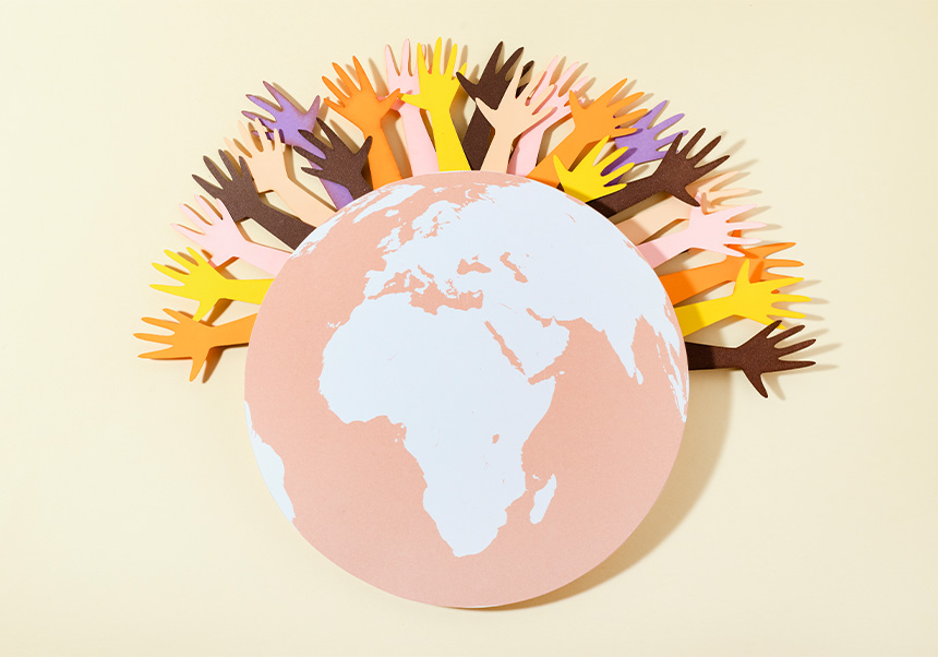 Manos a través de naciones multiculturales