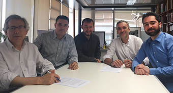 Los responsables de la Fundació General y de Feedback Cultural, tras la firma del convenio.