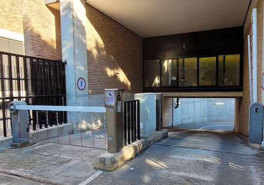 Accés aparcament per rampa avinguda Menéndez i Pelayo